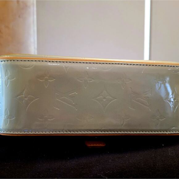 LOUIS VUITTON Never Used w/ Tag Monogram Vernis Christie GM in Silver Crossbody - Picture 8 of 15
